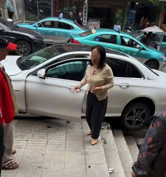 重庆57岁女医生开奔驰<strong></p>
<p>荣科科技股票</strong>，致2死6伤，警方通报称系操作不当！知情人：系主任医师，有多个专业头衔