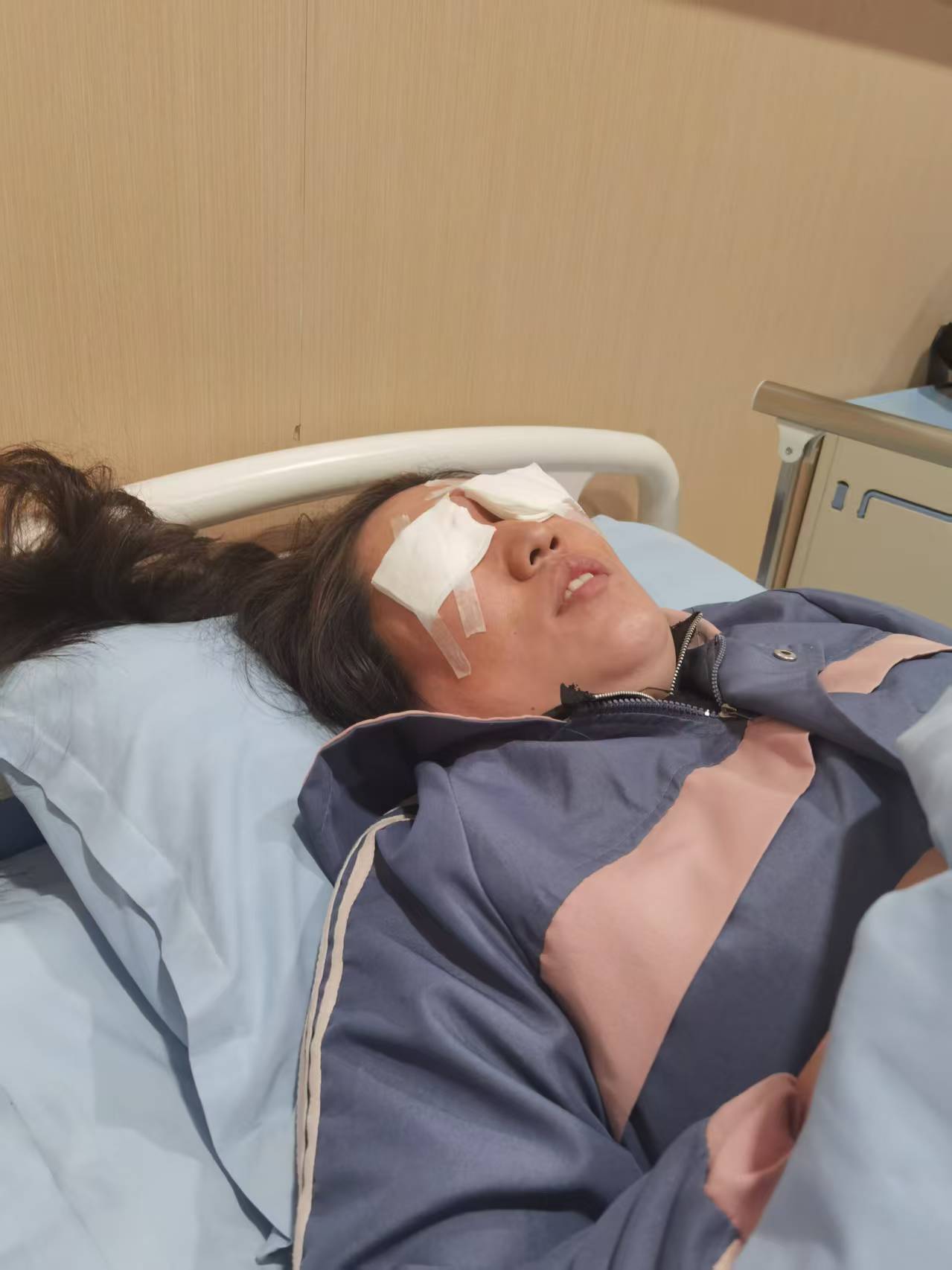 先植入晶体又取出<strong></p>
<p>财经股票</strong>，江苏南通江河泽明眼科医院评估失误致女子两次手术，术后出现多项后遗症